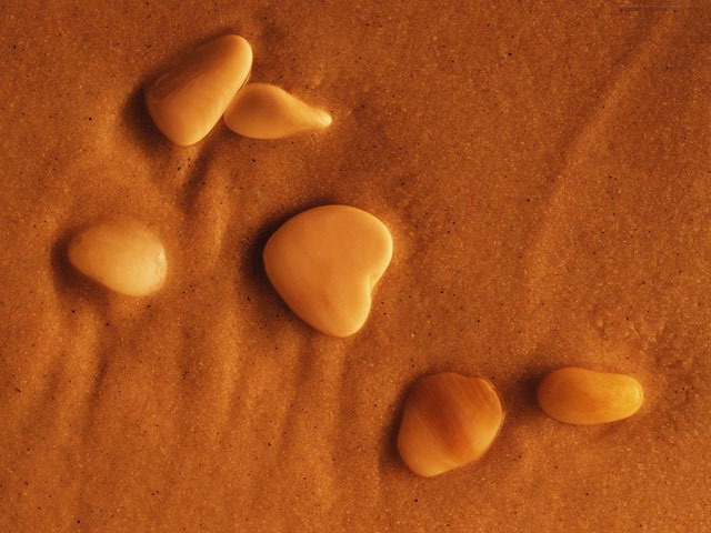 沙子 鹅卵石 静物幻灯片背景图片 躺在沙子上的鹅卵石PPT背景图片