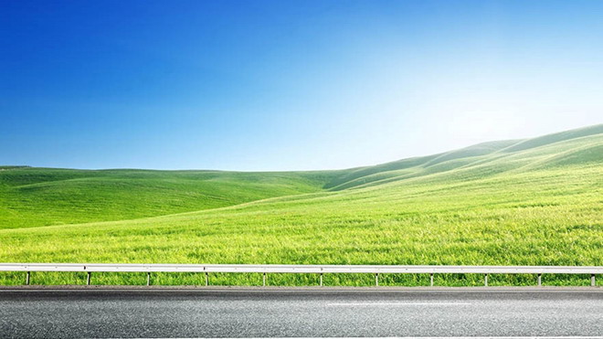 高速公路PPT背景图片 高速公路旁边的蓝天白云草地PPT背景图片
