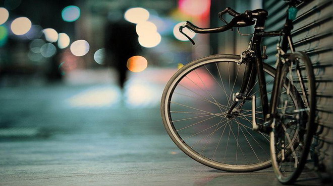自行车PPT背景图片 霓虹灯下的自行车PPT背景图片