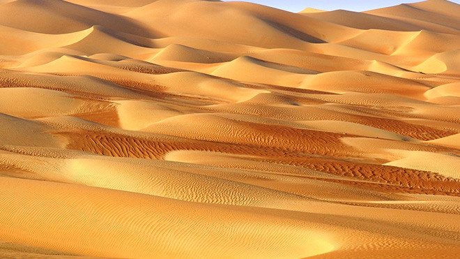 沙漠PPT背景图片 金黄色的沙漠幻灯片背景图片